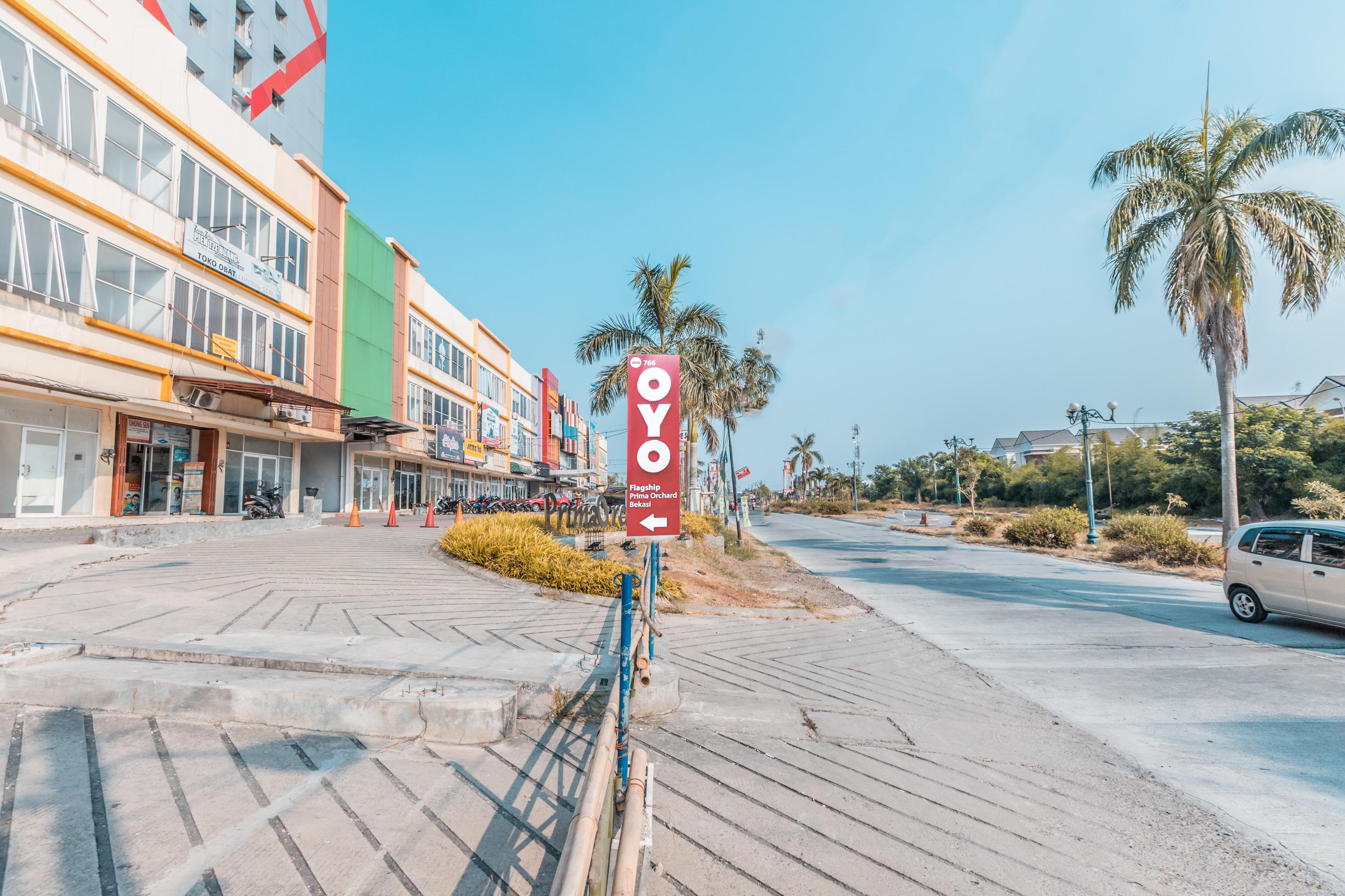 Oyo Flagship 766 Prima Orchard Hotel Bekasi Exterior photo